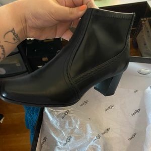 Womens black leather boots with small heel size 7